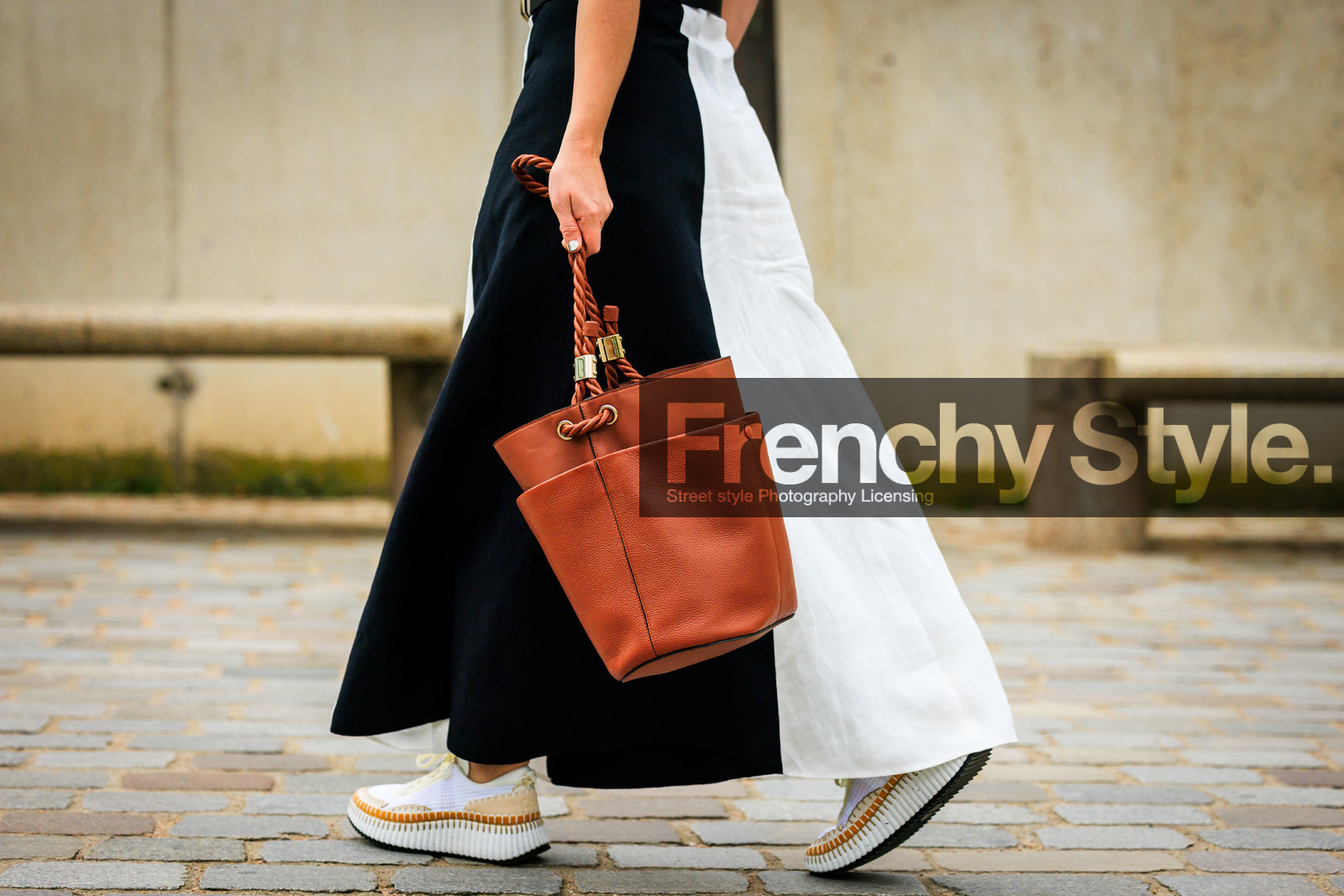 details, close up, accesories, bucket bag, brown bag, leathe bag, white sneakers, chloe sneakers, dual stones skirt, black and white skirt, longskirt, street style, jonathan paciullo, FW, frenchystyle, fashion week, AUTUMN WINTER 2022-2023, FALL WINTER 2022_2023, FW 22-23, PFW, PARIS, horizontal, atmosphere details, detail