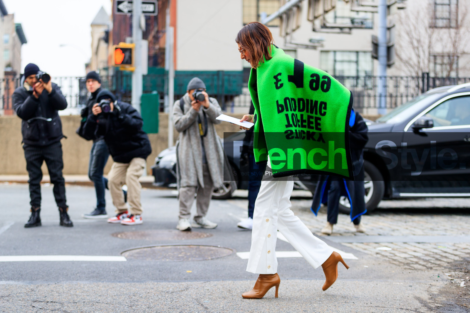 brown shoes, green jacket, green scarf, high heels, leather shoes, trousers, white pants, street style, jonathan paciullo, FW, frenchystyle, fashion week, NYFW, NEW YORK, AUTUMN WINTER 2018-2019, AW 18-19, FALL WINTER 2018-2019, FW 18-19, atmosphere details, horizontal, full length