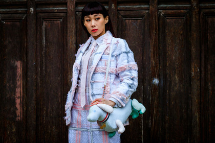 mademoiselle yulia, light pink jacket, light pink pants, light pink tie, checked jacket, checked pants, tweed jacket, tweed pants, white jacket, white pants, white shirt, white tie, striped shoes, striped tie, light pink shoes, animal shape bag, shoulder bag, striped bag, light green leather bag, light pink leather bag, thom browne bag, thom browne jacket, thom browne look, thom browne pants, thom browne shirt, thom browne tie, fashion week, frenchystyle, FW, jonathan paciullo, street style, PFW, PARIS, horizontal, atmosphere details, detail