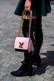 atmosphere details, black boots, detail, fashion week, frenchystyle, FW, green dress, high boots, high heels, jonathan paciullo, leather bag, leather shoes, louis vuitton, MENSWEAR, PARIS, PFW, pink bag, SPRING SUMMER 2018, SS 18, street style, varnished leather shoes, vertical