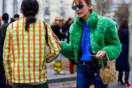 black belt, blue denim, blue shirt, denim pants, ece sukan, fur jacket, green fur, green jacket, jeans, leather bag, leather belt, straw bag, sunglasses, trousers, PARIS, PFW, street style, jonathan paciullo, FW, frenchystyle, fashion week, AUTUMN WINTER 2019-2020, AW 19-20, FALL WINTER 2019-2020, FW 19-20, horizontal, atmosphere details, detail