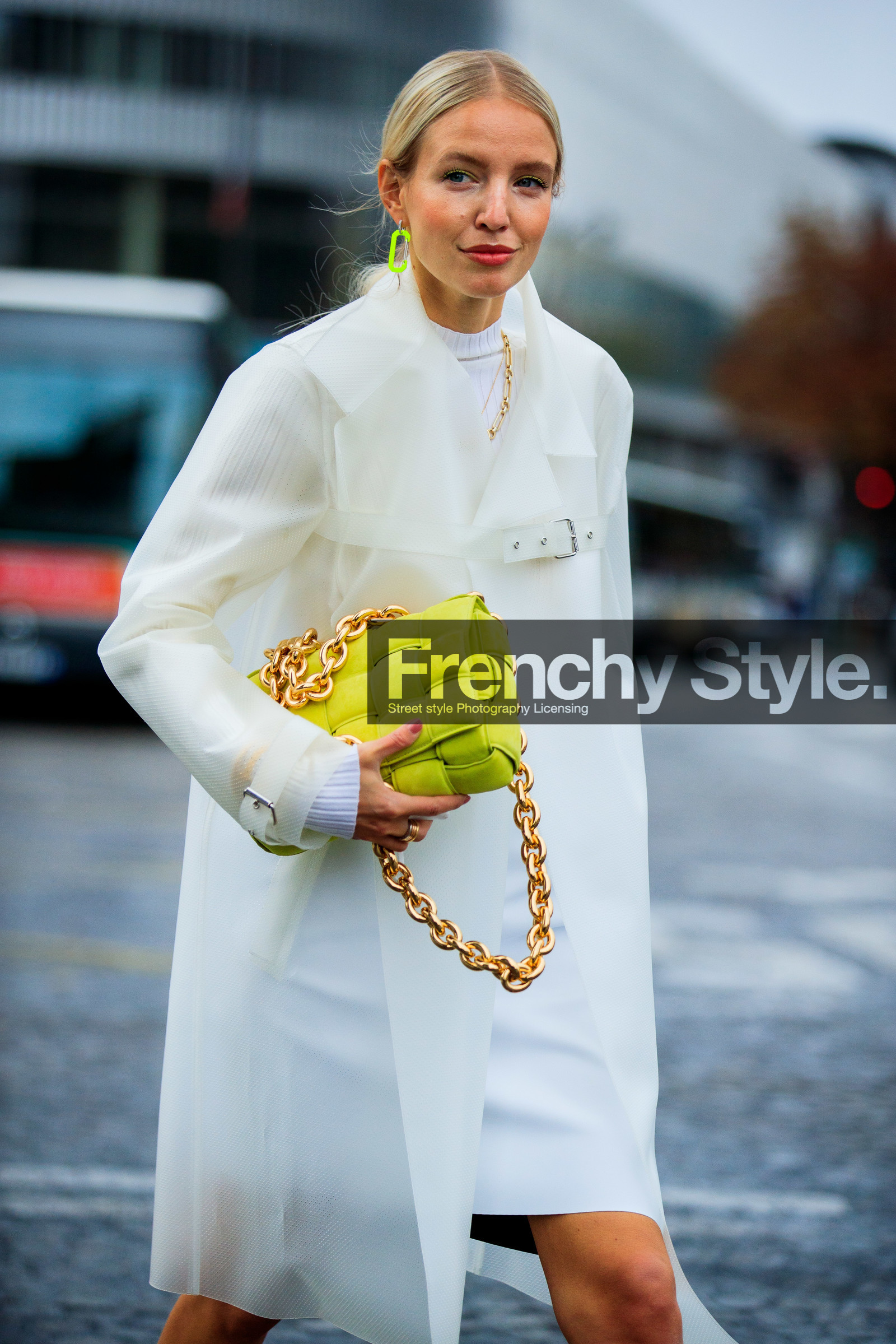 leonie hanne, white trench coat, sheer trench coat, neon green bag, neon yellow bag, plaited bag, bottega veneta bag, suede bag, golden chain strap bag, big chain strap bag, golden necklace, big chain necklace, yellow eyeliner, yellow eyeshadows, neon yellow earrings, dangling earrings, fashion week, frenchystyle, FW, jonathan paciullo, street style, PFW, PARIS, SPRING SUMMER 2021, SS 21, vertical, atmosphere details, detail