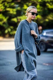 bag, black bag, black sunglasses, bracelet, flare pants, grey knitwear, grey pants, knitwear, long knitwear, pants, silver chain, Stephanie Broek, sunglasses, street style, jonathan paciullo, FW, frenchystyle, fashion week, PFW, PARIS, SPRING SUMMER 2022, SS 22, vertical, atmosphere details