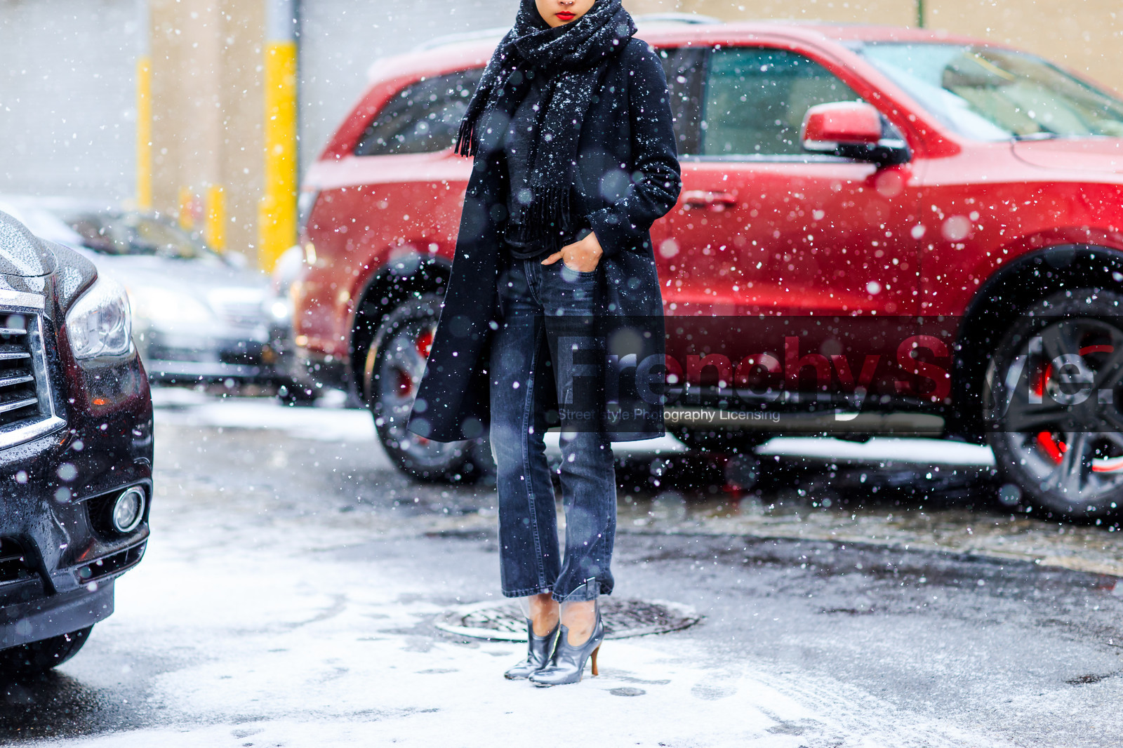 atmosphere details, AUTUMN WINTER 2016-2017, AW 16-17, black coat, black denim, black scarf, denim pants, denni elias, detail, fashion week, frenchystyle, FW, FW 16-17, high heels, horizontal, jeans, jonathan paciullo, leather shoes, NEW YORK, NYFW, silver heels, silver shoes, street style, tone on tone, total look black, trousers, woman