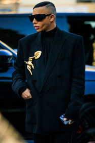 schiaparelli, golden pin, bird pin, black blazer, black top, black sunglasses, total black look, fashion week, frenchystyle, FW, jonathan paciullo, street style, PARIS, PFW, SPRING SUMMER 2022, SS 22, atmosphere details, detail, vertical, olivier rousteing