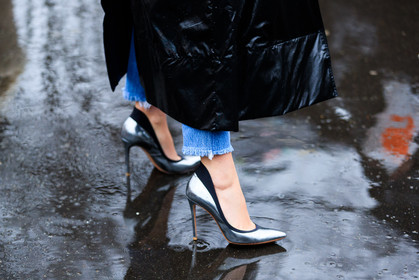 atmosphere details, AUTUMN WINTER 2017-2018, AW 17-18, black coat, blue denim, denim pants, detail, FALL WINTER 2017-2018, fashion week, frenchystyle, FW, FW 17-18, high heels, horizontal, jeans, jonathan paciullo, leather coat, leather shoes, lisa aiken, PARIS, PFW, silver shoes, street style, trousers, varnished leather, vinyl