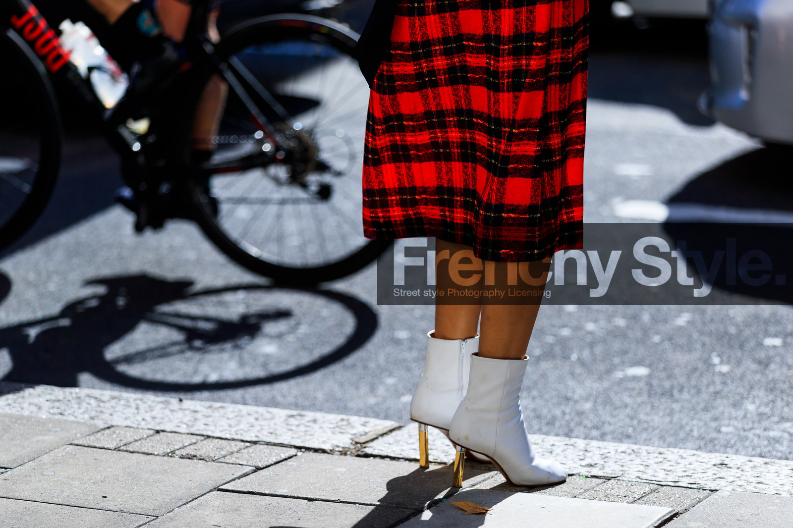 checked, leather shoes, plaid, red skirt, tartan, vêtements, white boots, fashion week, frenchystyle, FW, jonathan paciullo, street style, LFW, LONDON, SPRING SUMMER 2019, SS 19, atmosphere details, horizontal, detail