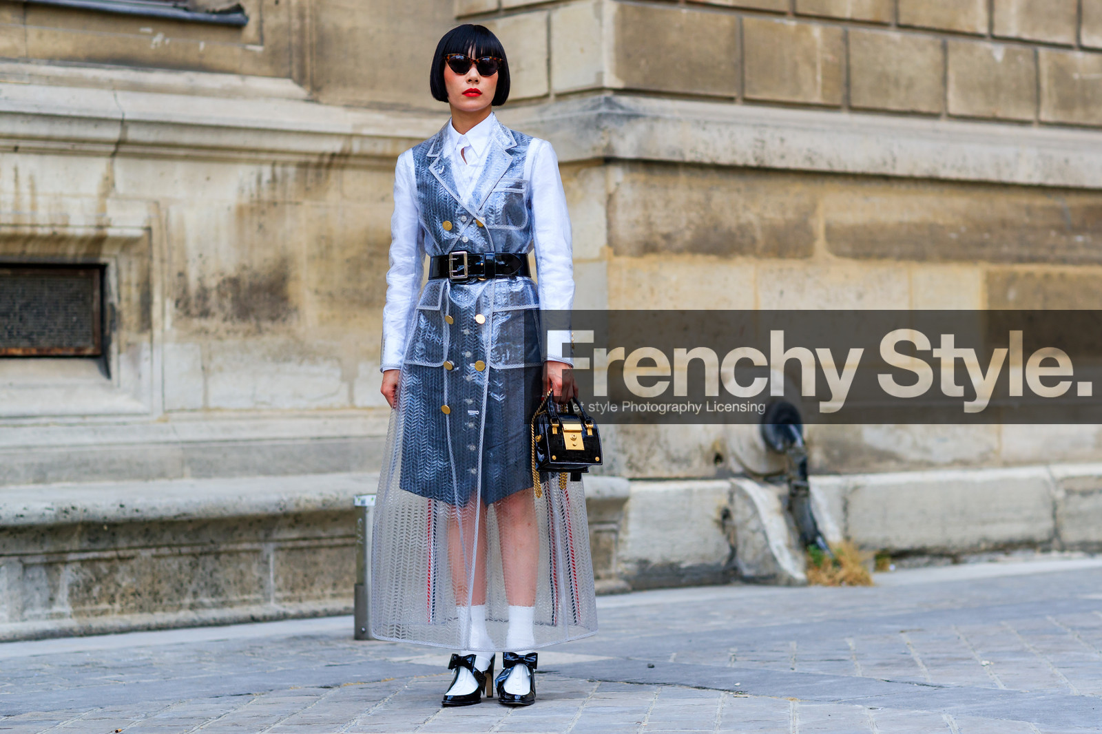 atmosphere details, black and white shoes, black bag, black belt, fashion week, frenchystyle, full length, FW, high heels, horizontal, jonathan paciullo, leather bag, leather belt, leather shoes, mademoiselle yulia, MENSWEAR, PARIS, PFW, red lips, SPRING SUMMER 2018, SS 18, street style, sunglasses, thom browne, transparent coat, trench coat, white shirt