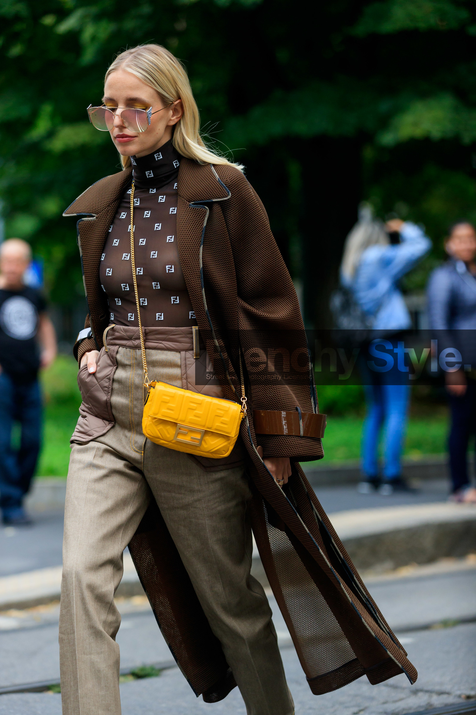 leonie hanne, fendi bag, fendi baguette bag, fendi jacket, fendi look, fendi pants, fendi top, fendi sunglasses, black top, turtleneck top, sheer top, monogrammed top, beige pants, yellow bag, yellow leather bag, monogrammed bag, chain strap bag, crossbody bag, big sunglasses, strassed sunglasses, brown coat, brown trench coat, openwork coat, street style, jonathan paciullo, FW, frenchystyle, fashion week, MFW, MILAN, SPRING SUMMER 2020, SS 20