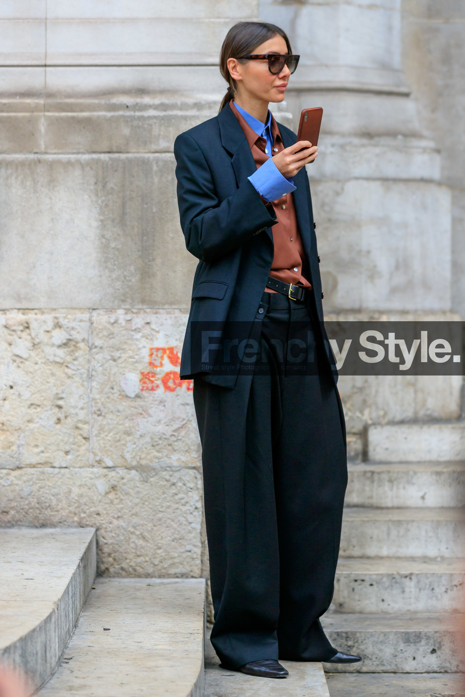 julie pelipas, black jacket, black pants, black suits, tailored pants, loose jacket, loose pants, camel shirt, light blue shirt, celine sunglasses, big sunglasses, beige leather clutch, bottega veneta bag, black leather belt, layered shirt, PARIS, PFW, SPRING SUMMER 2020, SS 20, fashion week, frenchystyle, FW, jonathan paciullo, street style, vertical, full length
