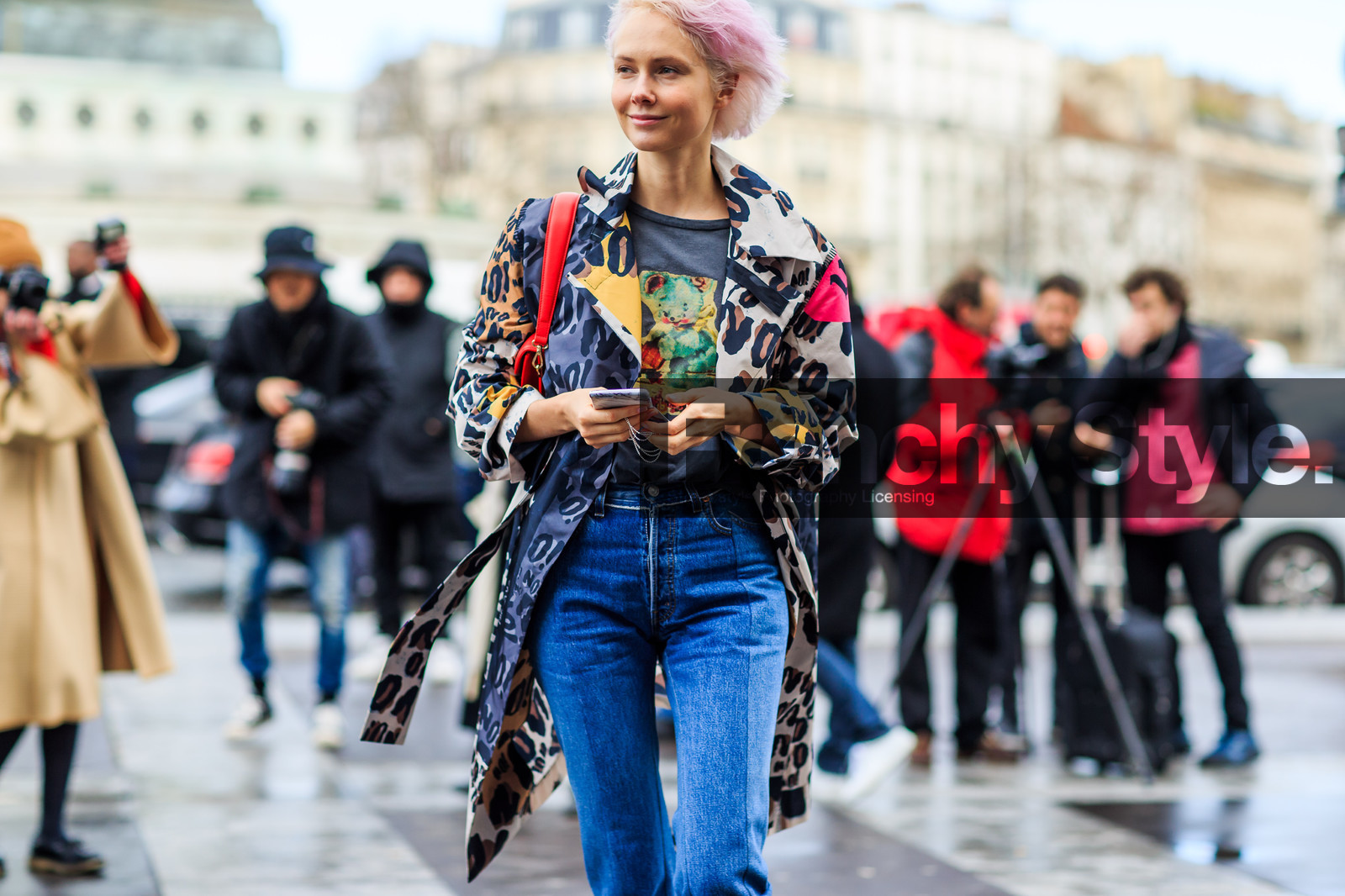 animal print, atmosphere details, AUTUMN WINTER 2016-2017, AW 16-17, blue denim, denim pants, detail, dyed hair, FALL WINTER 2016-2017, fashion week, frenchystyle, FW, FW 16-17, grey t shirt, horizontal, jeans, jonathan paciullo, leather bag, leopard coat, leopard print, olga karput, PARIS, PFW, pink hair, printed coat, printed t shirt, red bag, street style, trousers, vêtements