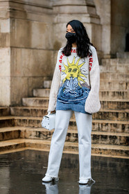 yuyu zhangzou, yuwei zhangzou, black mask, white pullover, white jeans, white leather boots, white leather bag, jacquard pullover, blue pullover, yellow pullover, red pullover, stella mccartney pullover, used jeans, flare jeans, fashion week, frenchystyle, FW, jonathan paciullo, street style, PFW, PARIS, vertical, full length