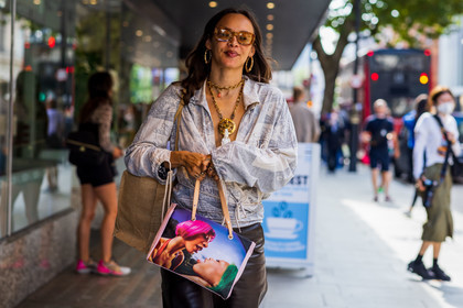 print, handbag, blouse, earrings, sunglasses, necklace, fashion week, frenchystyle, FW, jonathan paciullo, street style, SPRING SUMMER 2022, SS 22, LFW, LONDON, horizontal, atmosphere details, detail
