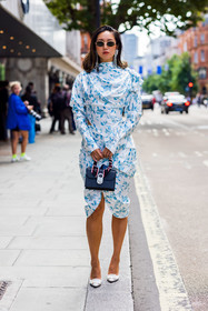 flower dress, flowered dress, midi dress, pumps, white, blue sky, blue, handbag, Bags, earrings, sunglasses, fashion week, frenchystyle, FW, jonathan paciullo, street style, SPRING SUMMER 2022, SS 22, LFW, LONDON, vertical, full length