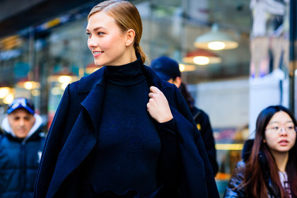 atmosphere details, AUTUMN WINTER 2017-2018, AW 17-18, black coat, black sweater, detail, FALL WINTER 2017-2018, fashion week, frenchystyle, FW, FW 17-18, horizontal, jonathan paciullo, karlie kloss, model, NEW YORK, NYFW, street style, tone on tone, total look black, turtleneck sweater
