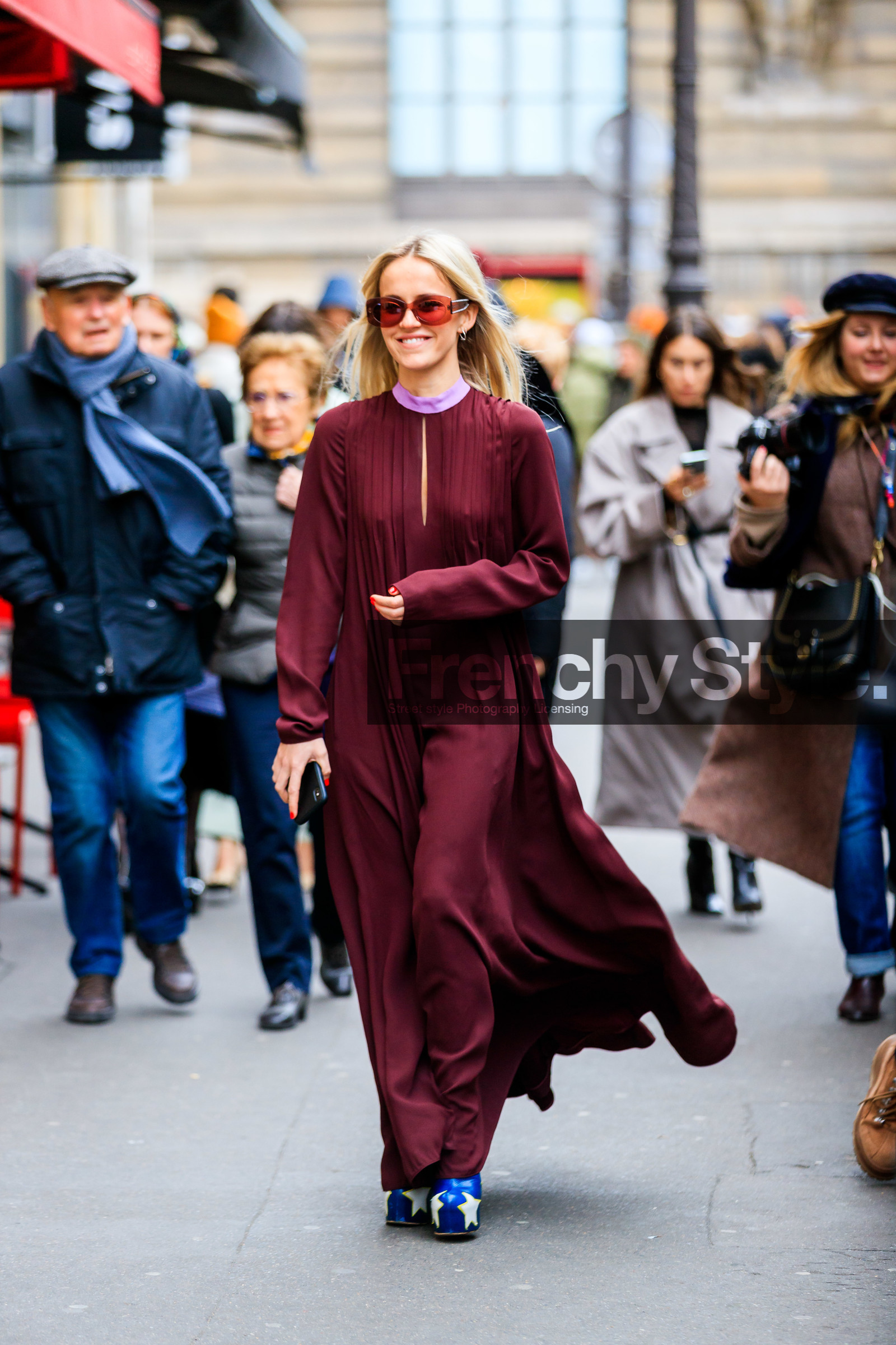 burgundy dress, lilac dress, pleated dress, long dress, long sleeves dress, loose dress, smoked sunglasses, square shape glasses, strassed sunglasses, blue leather boots, platform shoes, stars printed boots, fashion week, frenchystyle, FW, jonathan paciullo, street style, PFW, PARIS, AUTUMN WINTER 2020-2021, FALL WINTER 2020-2021, FW 20-21, vertical, full length