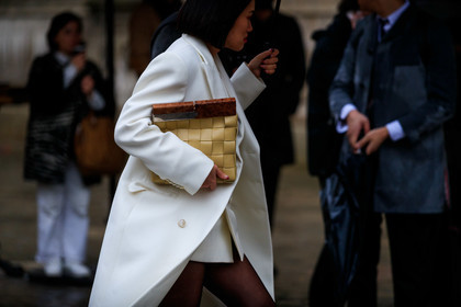 white coat, white jacket, jacket dress, light yellow leather clutch, plaited clutch, bottega veneta bag, close up detail, bag detail, fashion week, frenchystyle, FW, jonathan paciullo, street style, PFW, PARIS, horizontal, atmosphere details, detail