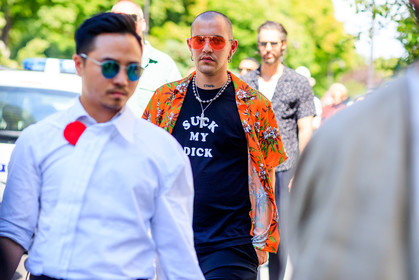 atmosphere details, black t shirt, detail, fashion week, frenchystyle, FW, horizontal, jonathan paciullo, marc goehring, MENSWEAR, necklace, orange shirt, PARIS, PFW, printed shirt, printed t shirt, SPRING SUMMER 2018, SS 18, street style, sunglasses, tattoos