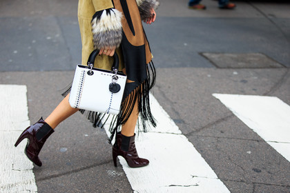 atmosphere details, AUTUMN WINTER 2016-2017, AW 16-17, black, black and white, black and white bag, black scarf, bordeaux, brown, brown boots, burgundy, christian dior, detail, FALL WINTER 2016-2017, fashion week, frenchystyle, fringes, FW, FW 16-17, high heels, horizontal, jonathan paciullo, leather bag, leather boots, LFW, LONDON, MENSWEAR, printed scarf, red, red boots, street style, studs, varnished leather shoes, white, white bag