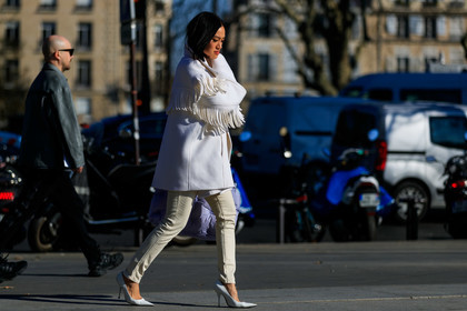 beige pants, denim pants, fringes, grey sweater, high heels, jeans, leather bag, leather shoes, maison martin margiela, purple bag, Tiffany Hsu, trousers, white denim, white jacket, white shoes, PARIS, PFW, street style, jonathan paciullo, FW, frenchystyle, fashion week, AUTUMN WINTER 2019-2020, AW 19-20, FALL WINTER 2019-2020, FW 19-20, horizontal, atmosphere details, full length