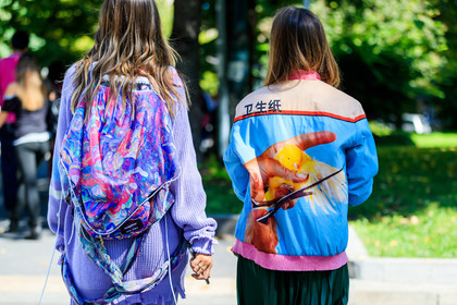 atmosphere details, blue jacket, carola bernard, detail, eastpack, fashion week, frenchystyle, FW, graphic bag, graphic jacket, green skirt, horizontal, jonathan paciullo, leather bag, MFW, MILAN, pleated skirt, printed bag, printed jacket, purple bag, purple pants, purple sweater, SPRING SUMMER 2018, SS 18, street style, trousers