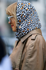 beige coat, black and white, headscarf, sunglasses, MILAN, MFW, fashion week, frenchystyle, FW, jonathan paciullo, street style, AUTUMN WINTER 2019-2020, AW 19-20, FALL WINTER 2019-2020, FW 19-20, vertical, atmosphere details, detail
