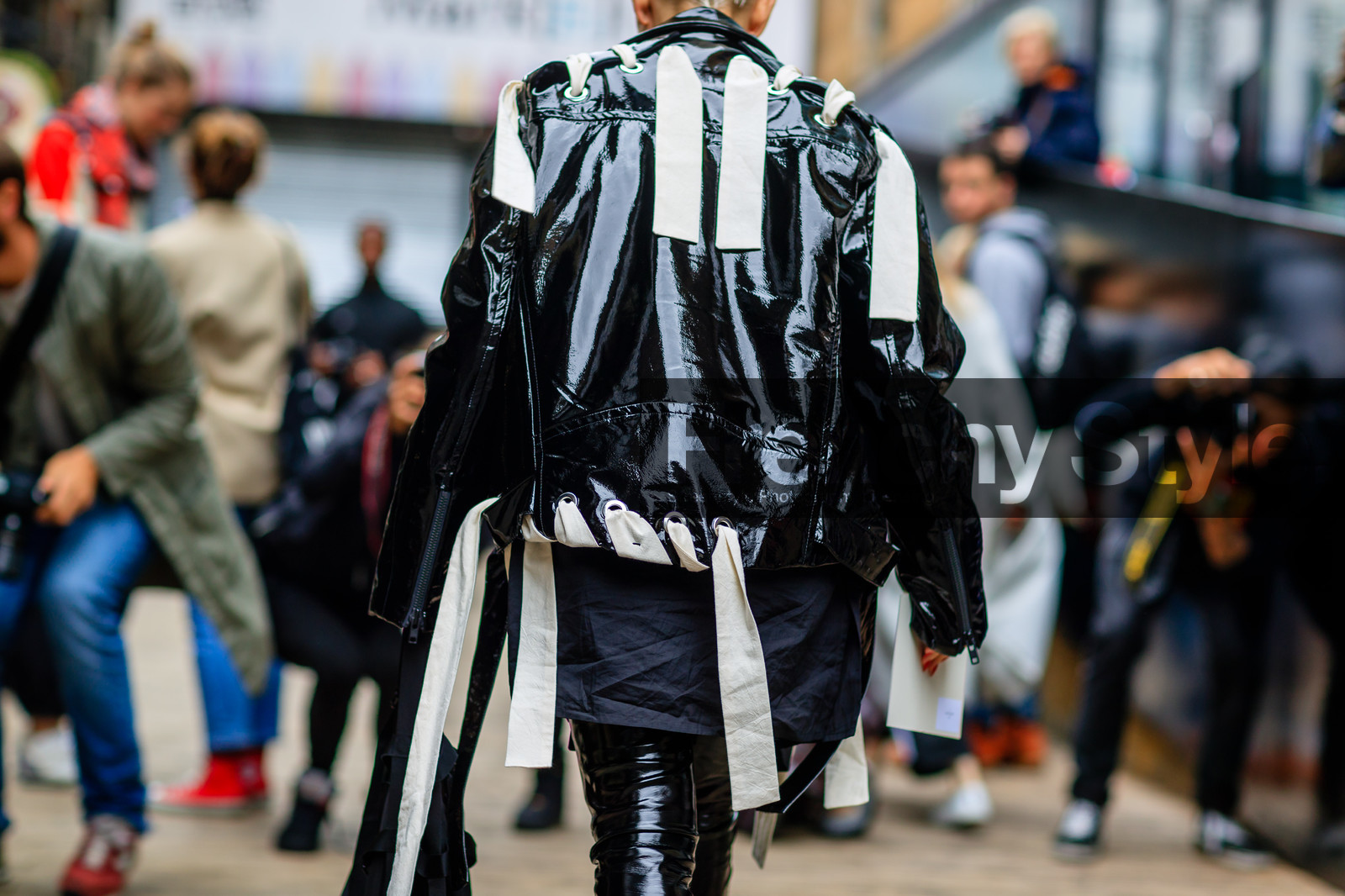 atmosphere details, black and white, black jacket, black pants, detail, fashion week, frenchystyle, FW, graphic jacket, horizontal, jonathan paciullo, leather jacket, leather pants, LFW, LONDON, SPRING SUMMER 2017, SS 17, street style, trousers, varnished leather, varnished leather coat, woman