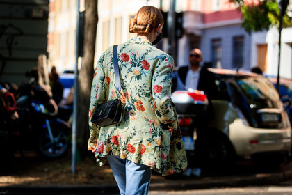 green jacket, floral print jacket, floral printed jacket, back details, black leather bag, covid face mask, rianne van rompaey, fashion week, frenchystyle, FW, jonathan paciullo, street style, MFW, MILAN, SPRING SUMMER 2021, SS 21, horizontal, atmosphere details, detail, model