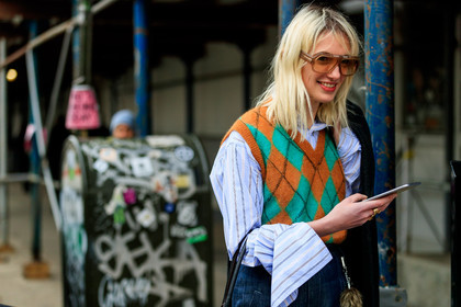 blue denim, blue shirt, checked, denim pants, jeans, orange sweater, plaid, striped shirt, tartan, trousers, street style, jonathan paciullo, FW, frenchystyle, fashion week, NYFW, NEW YORK, AUTUMN WINTER 2018-2019, AW 18-19, FALL WINTER 2018-2019, FW 18-19, atmosphere details, horizontal, detail, phoebe arnold