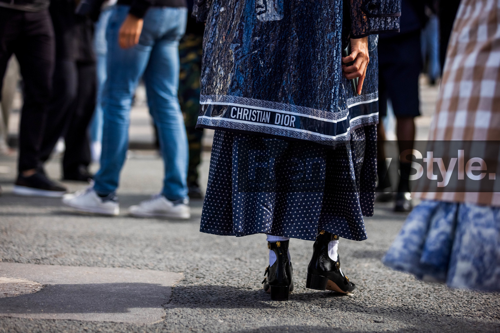 babies, back detail, black babies, dio raincoat, dior look, dior print, dots, dots skirt, logo print, long skirt, navy skirt, patent babies, patent sandals, printed skirt, raincoat, skirt, sock, transparent raincoat, white sock, street style, jonathan paciullo, FW, frenchystyle, fashion week, PFW, PARIS, SPRING SUMMER 2022, SS 22, horizontal, atmosphere details