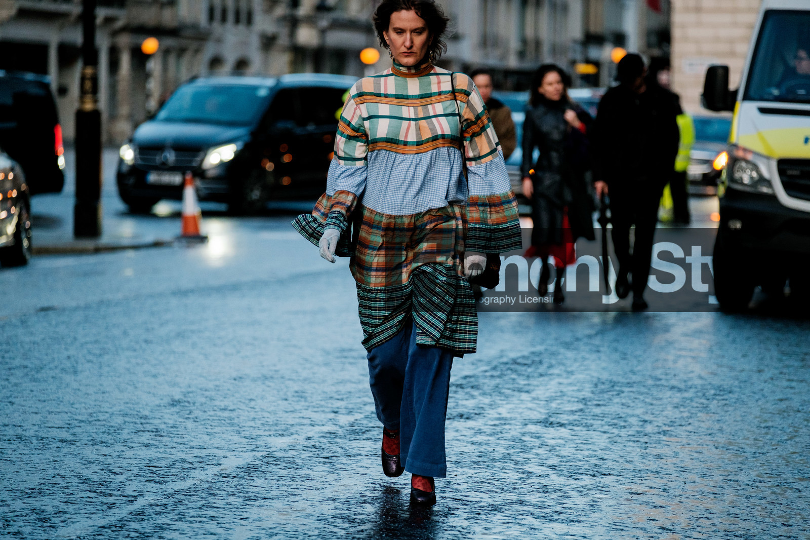 green dress, blue dress, light blue dress, checked dress, vichy printed dress, high collar dress, long sleeves dress, blue pants, flare pants, velvet pants, fishnet gloves, light blue gloves, fashion week, frenchystyle, FW, jonathan paciullo, street style, LFW, LONDON, AUTUMN WINTER 2020-2021, FALL WINTER 2020-2021, FW 20-21, horizontal, atmosphere details, detail
