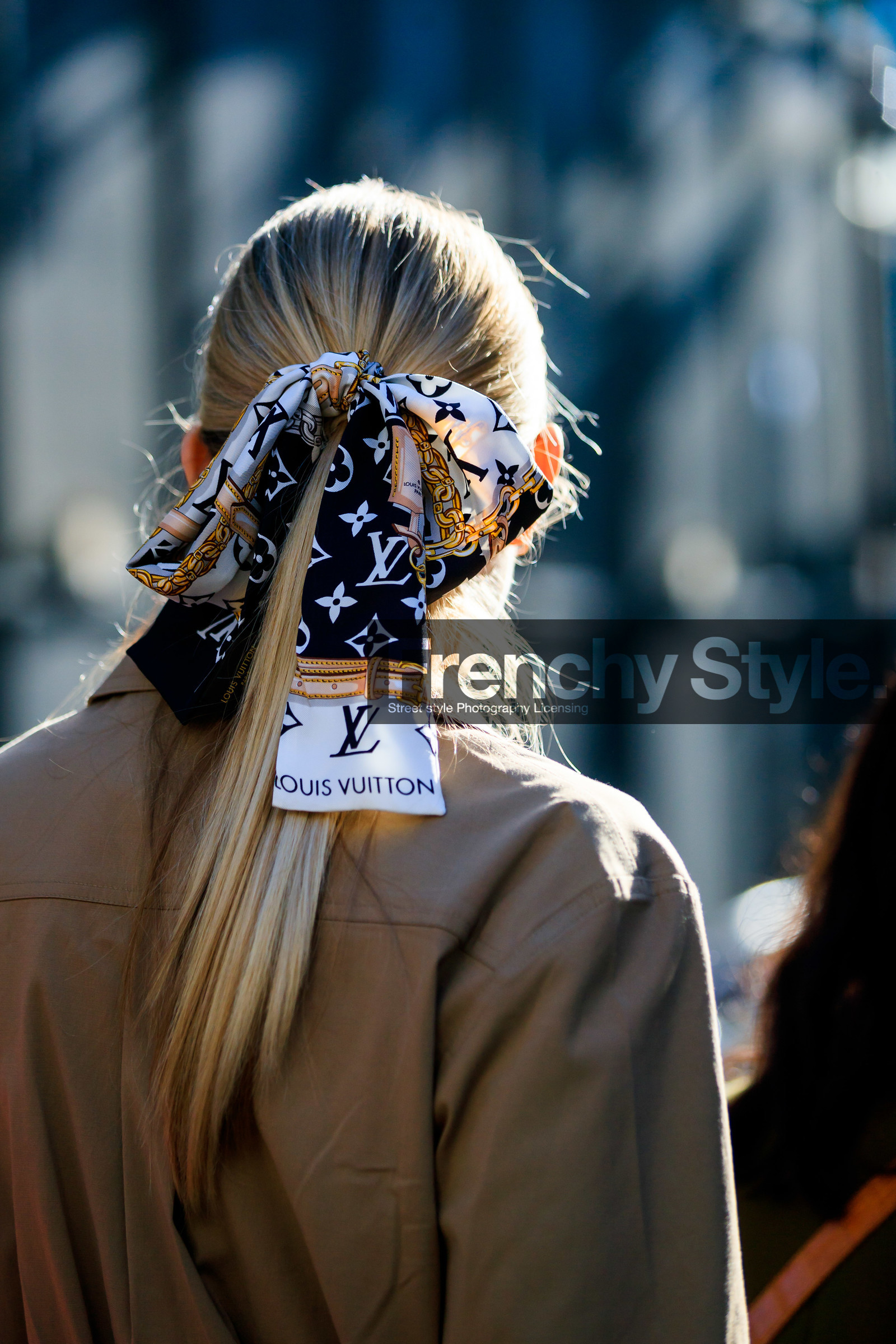 beige jacket, black and white, black scarf, louis vuitton, monogram, fashion week, frenchystyle, FW, jonathan paciullo, street style, LFW, LONDON, AUTUMN WINTER 2019-2020, AW 19-20, FW 19-20, FALL WINTER 2019-2020, vertical, atmosphere details, detail
