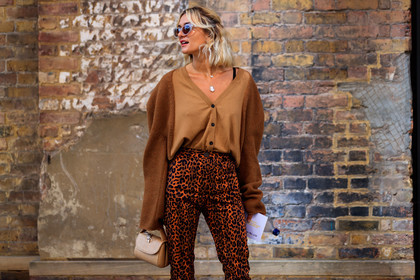 adenorah, beige bag, brown pants, brown sweater, graphic pants, leather bag, necklace, printed pants, sunglasses, trousers, fashion week, frenchystyle, FW, jonathan paciullo, street style, LFW, LONDON, SPRING SUMMER 2019, SS 19, atmosphere details, horizontal, detail