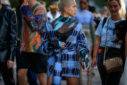 dyed hair, short hair, hair details, multi earrings, golden earrings, turtleneck top, sheer top, tie and dye top, black and green top, black bra, shirt dress, low necked dress, light blue dress, checked dress, long sleeves top, mini dress, fashion week, frenchystyle, FW, jonathan paciullo, street style, atmosphere details, horizontal, detail