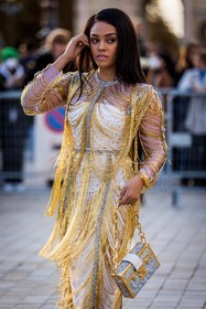 bag, dress, gold bag, gold dress, louis vuitton bag, pearl, silver bag, silver dress, statement bag, statement dress, strass, yellow dress, fashion week, frenchystyle, FW, jonathan paciullo, street style, PFW, PARIS, SPRING SUMMER 2022, SS 22, vertical, atmosphere details