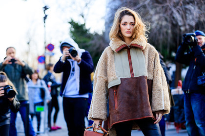 atmosphere details, AUTUMN WINTER 2017-2018, AW 17-18, beige fur, black pants, brown bag, brown jacket, chloe, detail, FALL WINTER 2017-2018, fashion week, frenchystyle, FW, FW 17-18, horizontal, jonathan paciullo, leather bag, leather jacket, leather pants, PARIS, PFW, shearling, sofia sanchez de betak, street style, trousers