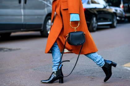 atmosphere details, AUTUMN WINTER 2017-2018, AW 17-18, black bag, black shoes, blue denim, blue top, camel coat, chloe, denim pants, detail, FALL WINTER 2017-2018, fashion week, frenchystyle, FW, FW 17-18, golden details, high heels, horizontal, jeans, jonathan paciullo, leather bag, leather shoes, linda tol, MFW, MILAN, overcoat, street style, trousers