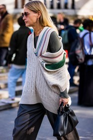asymetric knitwear, bag, beige knitwear, black bag, flare pants, grey pants, Holli Rodgers, knitwear, leather bag, pants, street style, jonathan paciullo, FW, frenchystyle, fashion week, PFW, PARIS, SPRING SUMMER 2022, SS 22, vertical, atmosphere details