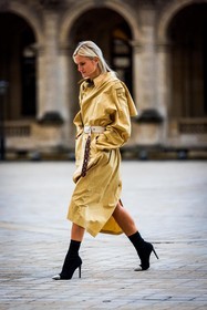 belted coat, bicolor shoes, black boots, boots, coat, louis vuitton look, white belt, yellow coat, fashion week, frenchystyle, FW, jonathan paciullo, street style, PFW, PARIS, SPRING SUMMER 2022, SS 22, vertical, full length