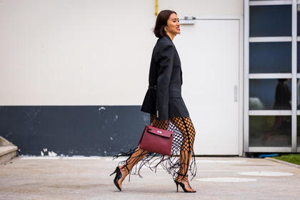 bag, black blazer, black sandals, black skirt, blazer, burgundy bag, fishnet skirt, fringes, hermes bag, kelly bag, sandals, skirt, Tiffany Hsu, PARIS, PFW, fashion week, frenchystyle, FW, jonathan paciullo, street style, SPRING SUMMER 2022, SS 22, horizontal, atmosphere details, full length