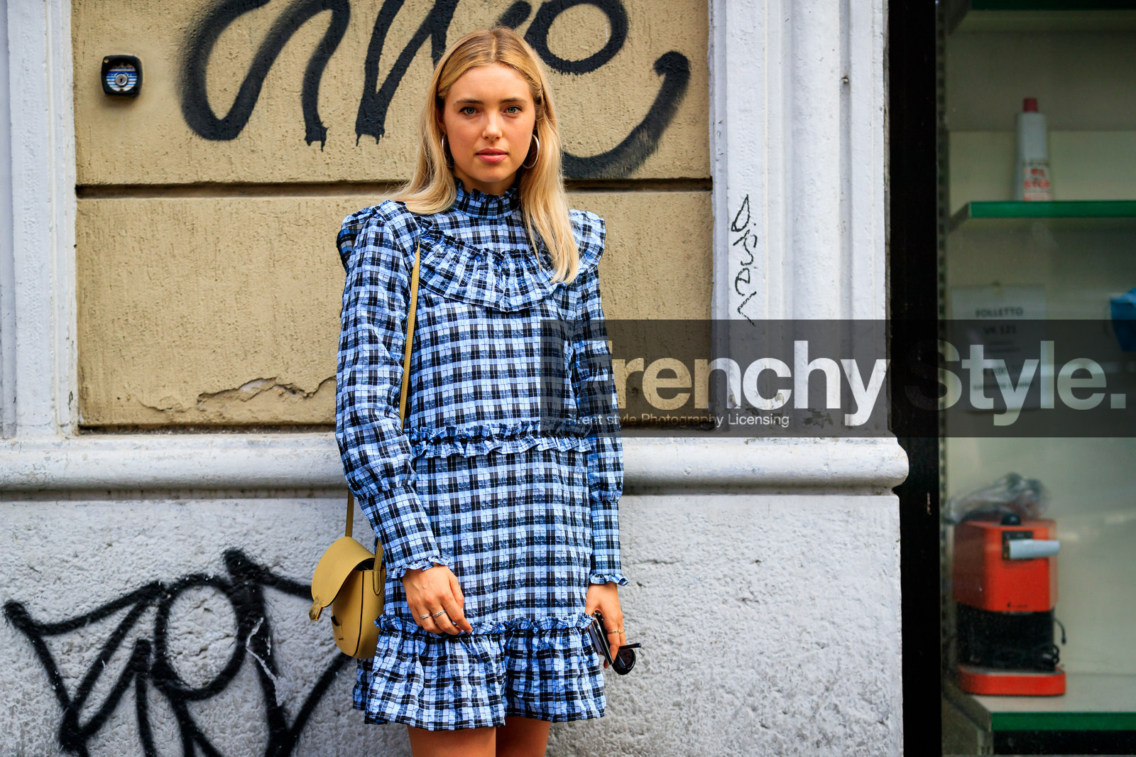 blue dress, checked, graphic dress, leather bag, plaid, printed dress, ruffles, yellow bag, fashion week, frenchystyle, FW, jonathan paciullo, street style, MFW, MILAN, SPRING SUMMER 2019, SS 19, atmosphere details, horizontal, detail