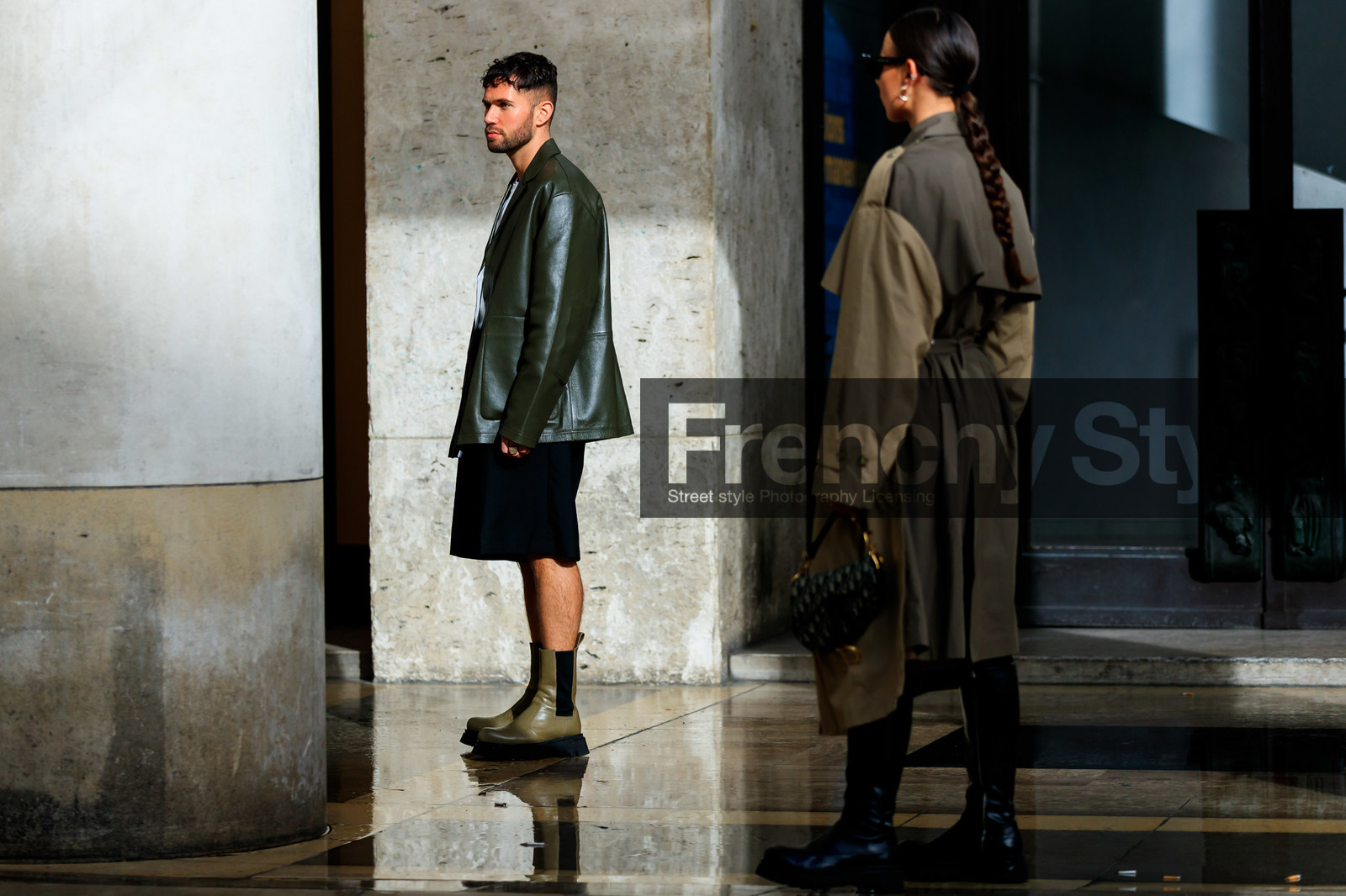 alice & j.s, alice barbier, JS roques, kaki trench coat, beige trench coat, bicolor trench coat, green leather bag, monogrammed bag, dior bag, dior saddle bag, hand bag, mini bag, black sunglasses, black leather boots, celine sunglasses, flat boots, high boots, big sole boots, green leather jacket, kaki leather boots, chelsea boots, fashion week, frenchystyle, FW, jonathan paciullo, street style, PFW, PARIS, horizontal, atmosphere details, full length