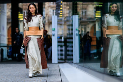 atmosphere details, AUTUMN WINTER 2017-2018, AW 17-18, beige dress, FALL WINTER 2017-2018, fashion week, frenchystyle, full length, FW, FW 17-18, high heels, horizontal, jonathan paciullo, leather belt, leather shoes, nude belt, PARIS, PFW, street style, sunglasses, white shoes