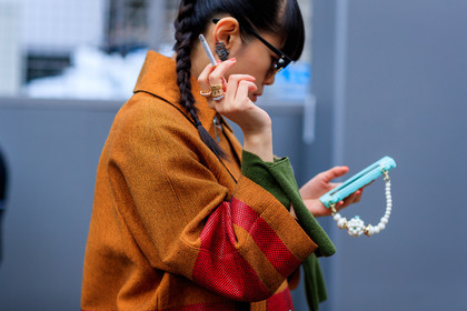 atmosphere details, AUTUMN WINTER 2017-2018, AW 17-18, detail, FALL WINTER 2017-2018, fashion week, frenchystyle, FW, FW 17-18, green sweater, horizontal, iphone, jonathan paciullo, leaf greener, orange jacket, PARIS, PFW, rings, street style