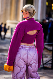 back, back detail, bag, braid, cropped knitwear, detail, fuschia knitwear, knitwear, orange bag, oversize pants, pants, pink pants, quilted pants, Thora Valdimars, fashion week, frenchystyle, FW, jonathan paciullo, street style, PFW, PARIS, SPRING SUMMER 2022, SS 22, vertical, atmosphere details