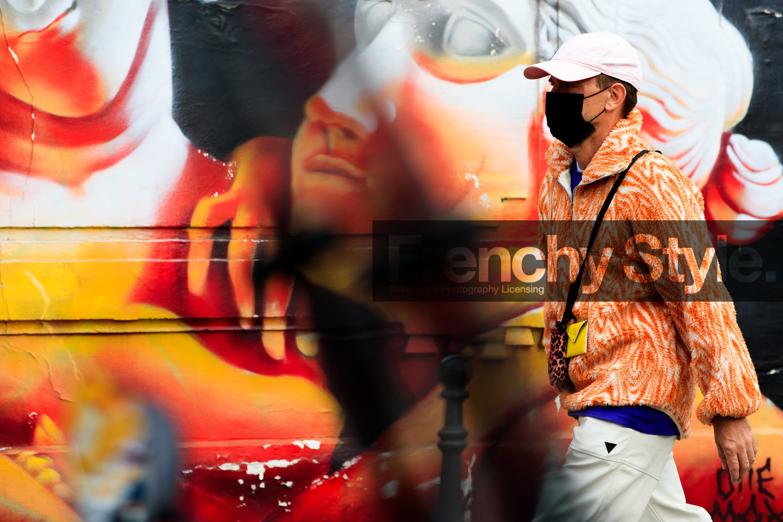 light pink cap, new era cap, orange jacket, orange hoodie, striped jacket, striped hoodie, fur jacket, fur hoodie, zipped hoodie, zipped jacket, covid face mask, fashion week, frenchystyle, FW, jonathan paciullo, street style, PFW, PARIS, SPRING SUMMER 2021, SS 21, horizontal, atmosphere details, detail