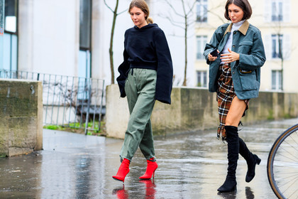 atmosphere details, AUTUMN WINTER 2017-2018, AW 17-18, black boots, black shoes, black sweater, brown skirt, checked skirt, FALL WINTER 2017-2018, fashion week, frenchystyle, full length, FW, FW 17-18, graphic skirt, green jacket, green pants, high boots, high heels, hoodie, horizontal, jonathan paciullo, jw anderson, leather shoes, nude bag, PARIS, PFW, plaid, red shoes, street style, tartan, white sweater