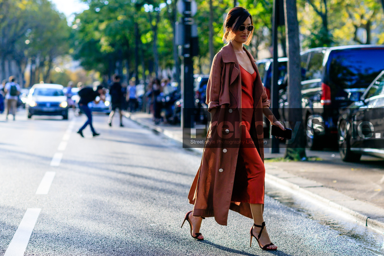 atmosphere details, beige coat, bordeaux, burgundy, fashion week, frenchystyle, full length, FW, high heels, horizontal, jonathan paciullo, leather shoes, long coat, nicole warne, PARIS, PFW, red dress, red shoes, SPRING SUMMER 2017, SS 17, street style, sunglasses, trench coat, velvet