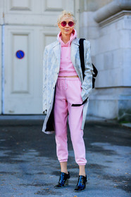AUTUMN WINTER 2017-2018, AW 17-18, black shoes, FALL WINTER 2017-2018, fashion week, frenchystyle, full length, FW, FW 17-18, high heels, hoodie, jonathan paciullo, leather bag, leather coat, leather shoes, olga karput, PARIS, PFW, pink pants, pink sweater, street style, sunglasses, sweatpants, trousers, varnished leather shoes, vertical, white coat