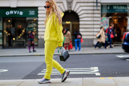 atmosphere details, black bag, fashion week, frenchystyle, full length, FW, grey sneakers, hoodie, horizontal, jonathan paciullo, leather bag, leather shoes, LFW, LONDON, nike, SPRING SUMMER 2018, SS 18, street style, sweatpants, trousers, vêtements, yellow pants, yellow sweater